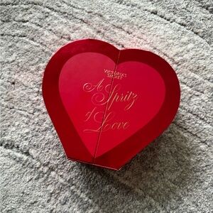 Victoria Secret- a spritz of love fragrance discovery set